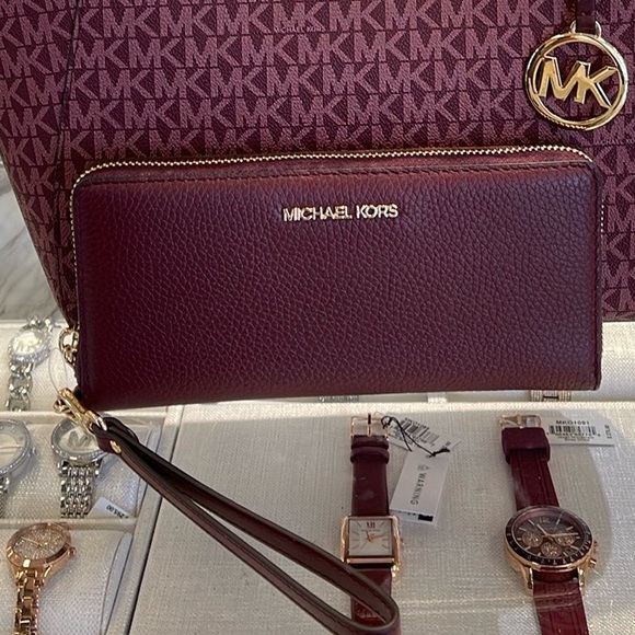 MICHAEL KORS
Leather Continental Wristlet Phone Case Wallet 
Oxblood 
NWT 
M - Picture 15 of 16